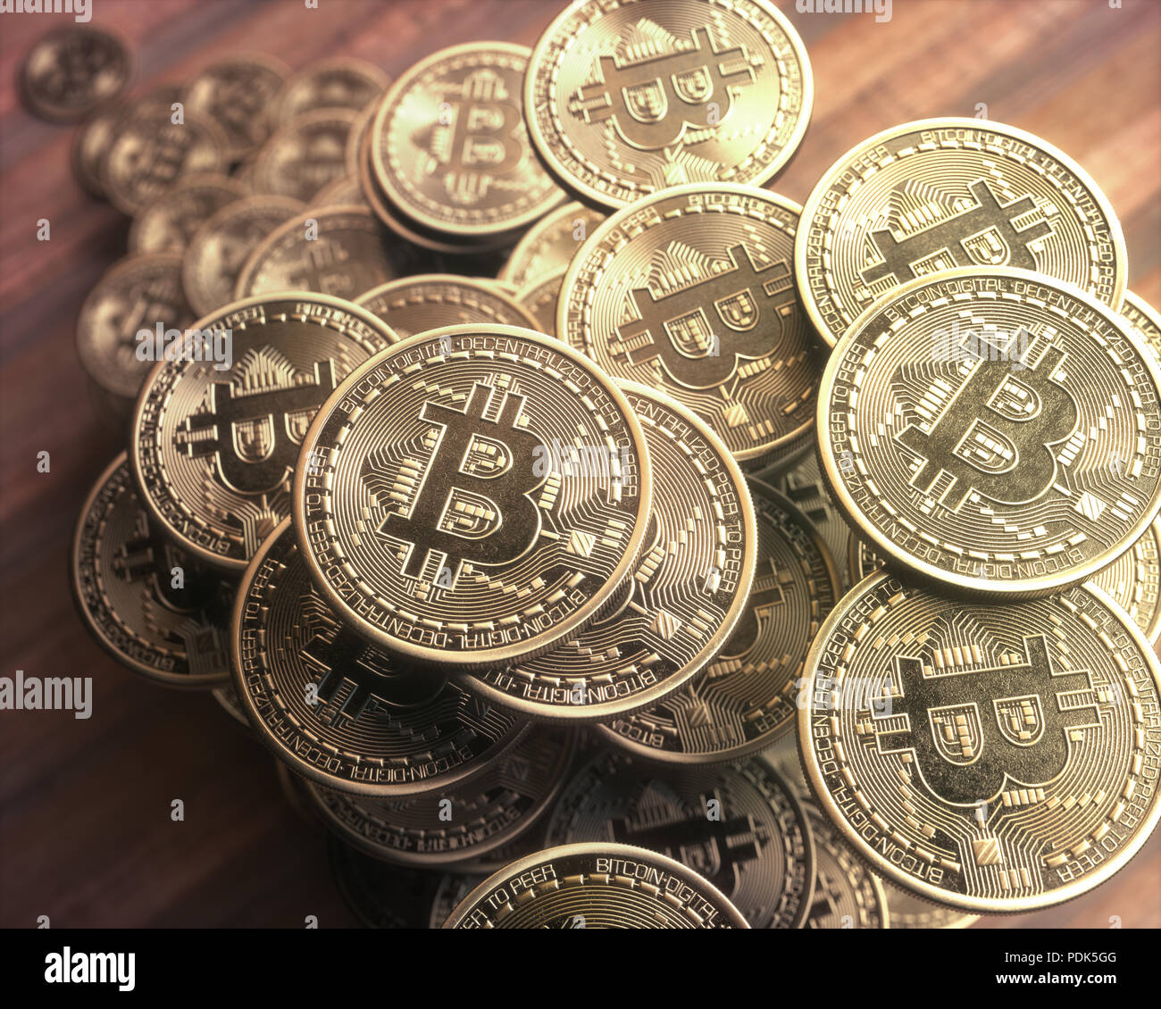 3D'illustrazione. Diverse monete bitcoin battenti casualmente sul tavolo. Foto Stock