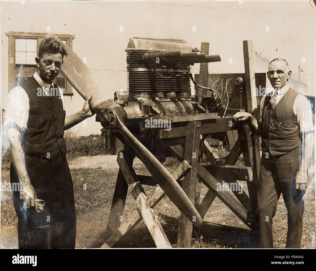 40 Don Harkness e unidentifed uomo con motore hydroglider, 1923 - 1933 (4580641694) Foto Stock