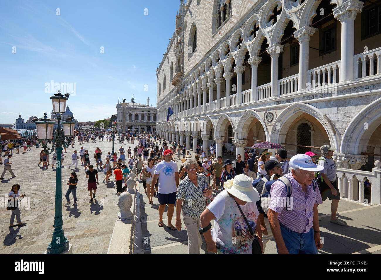 Venezia, Italia - 13 agosto 2017: Cittadini e turisti a Venezia vicino a piazza San Marco a piedi in una soleggiata giornata estiva in Italia Foto Stock
