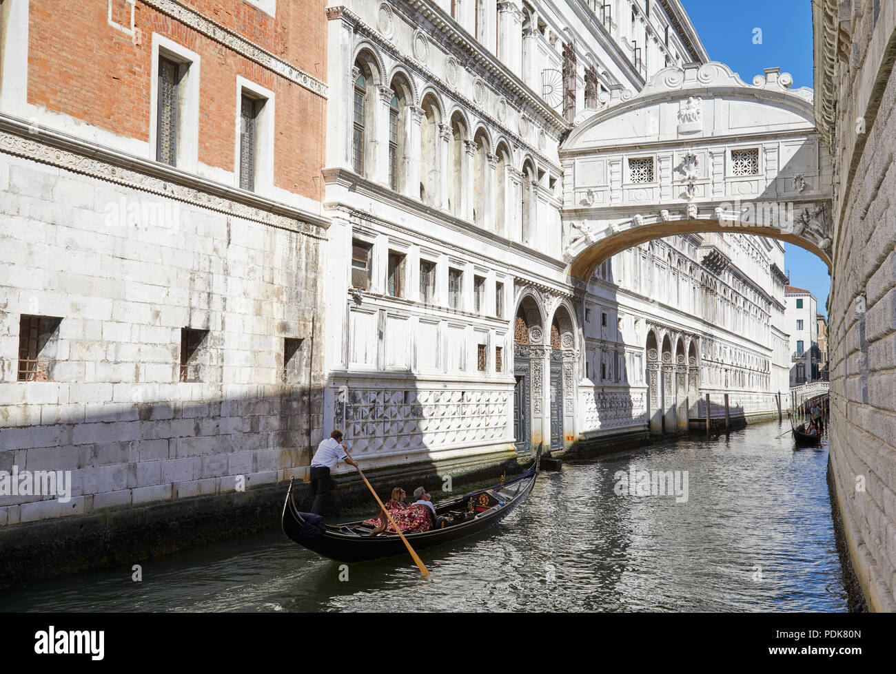 Ponte dei Sospiri, donna e uomo sulla gondola barca guardando il famoso ponte in una soleggiata giornata estiva a Venezia, Italia Foto Stock
