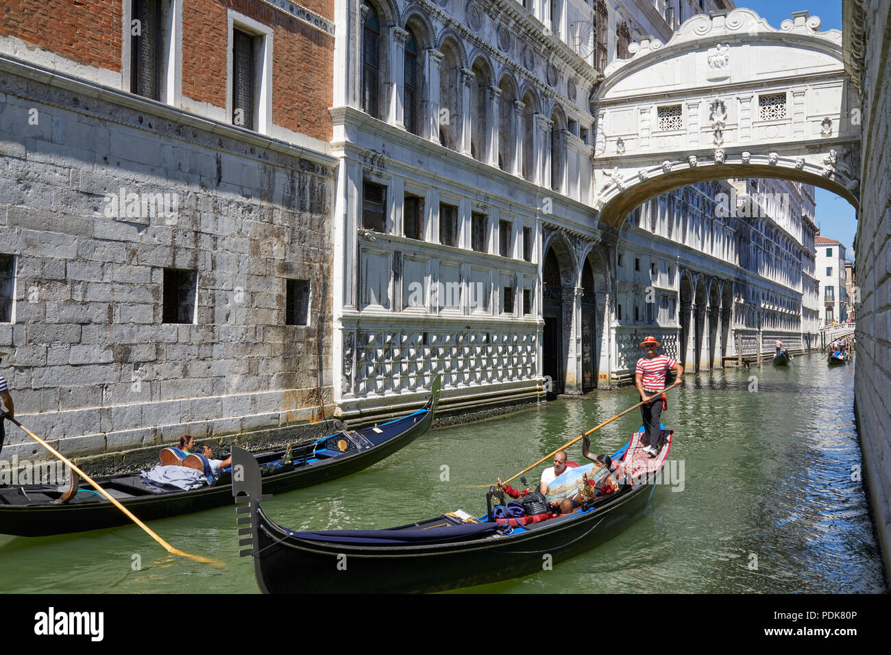 Ponte dei Sospiri cittadini e turisti sulla gondola barca sotto il famoso ponte in una soleggiata giornata estiva a Venezia, Italia Foto Stock