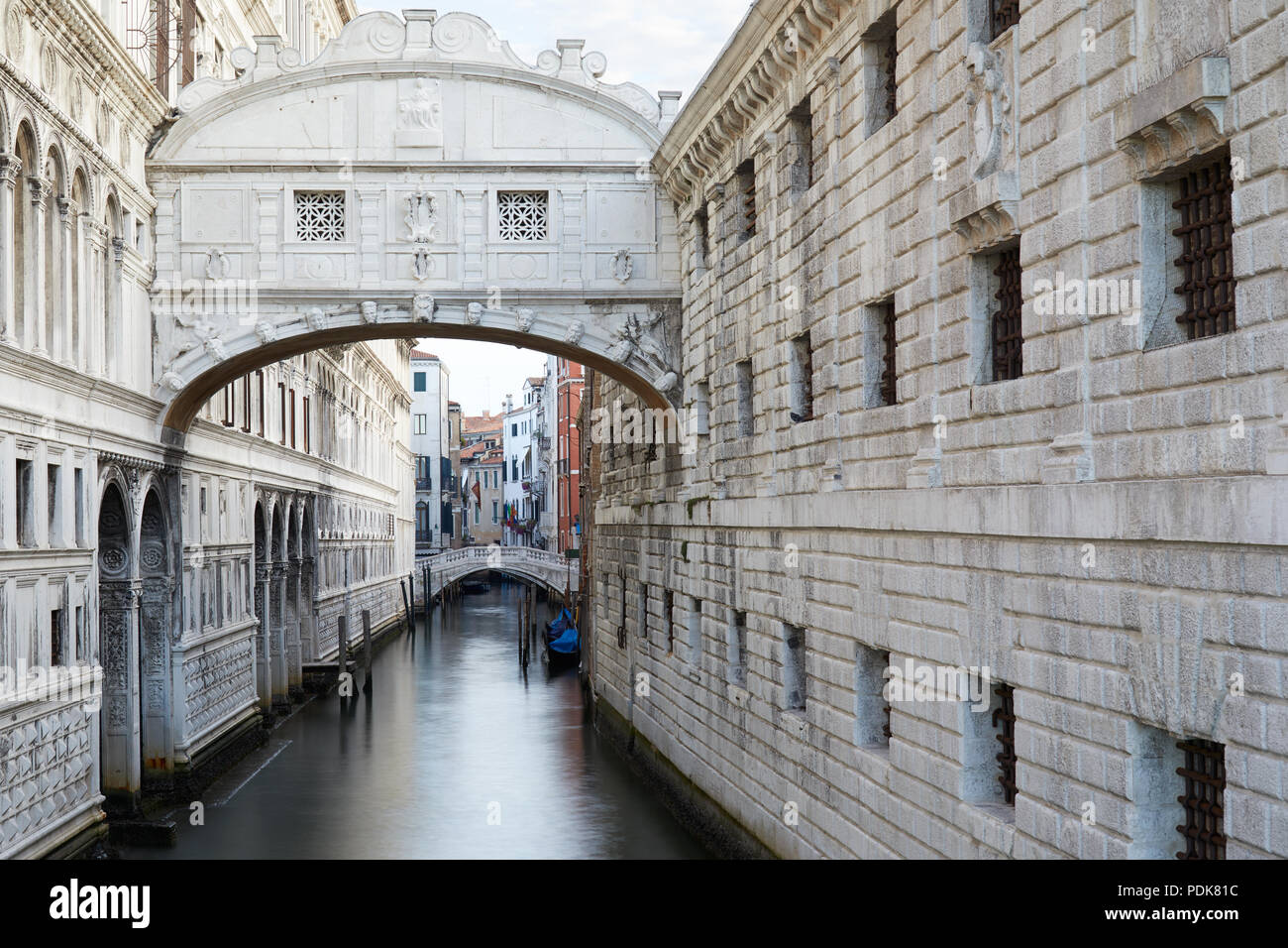 Ponte dei Sospiri al mattino presto, acqua calma a Venezia, Italia Foto Stock