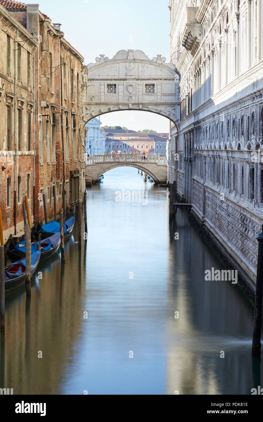 Ponte dei Sospiri e calme acque del canal, mattina a Venezia, Italia Foto Stock