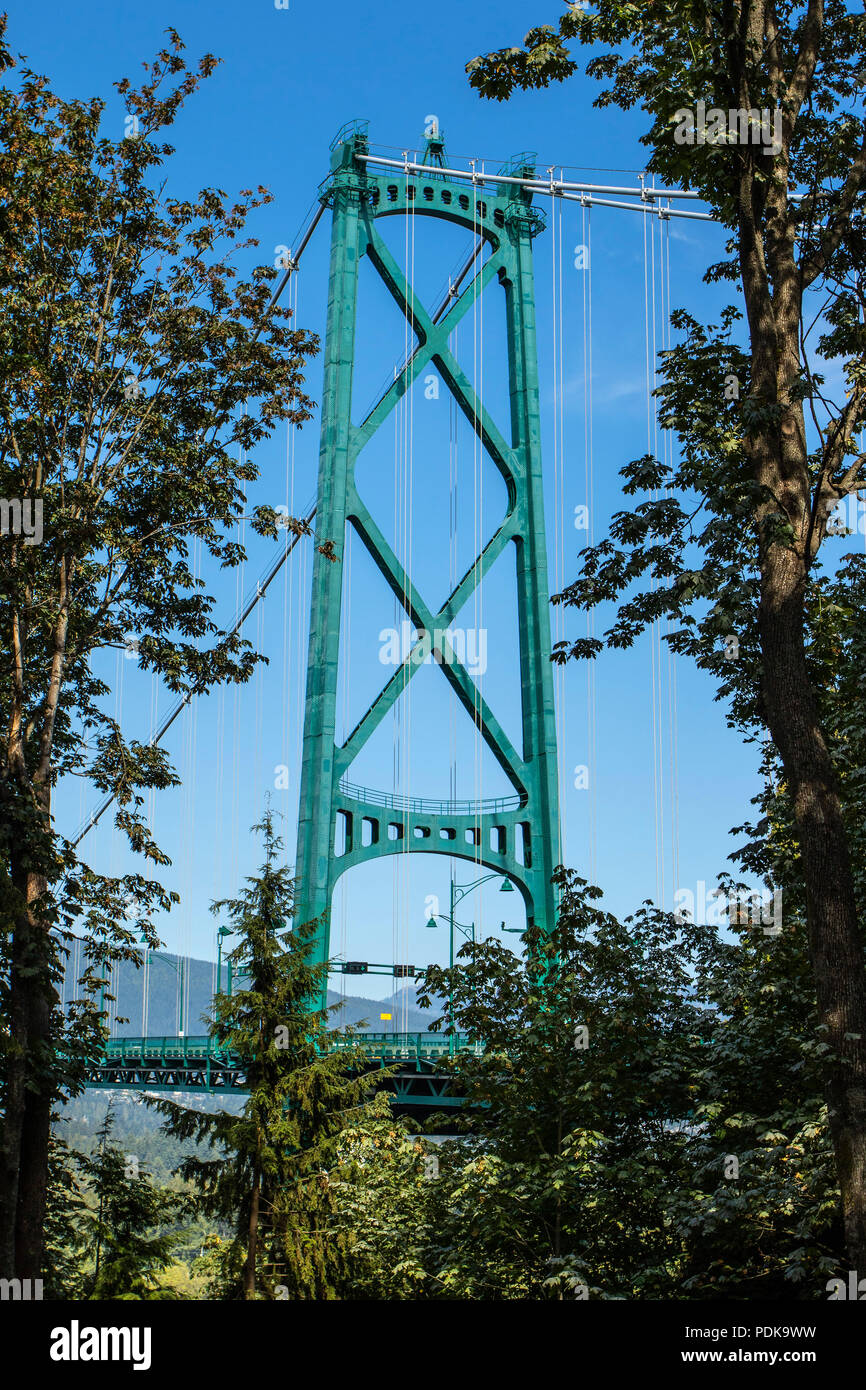 Lions gate vista da Stanley Park su una soleggiata giornata estiva Foto Stock