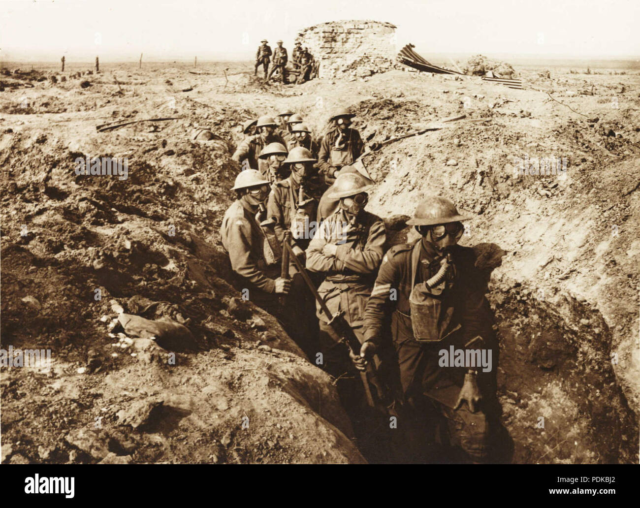 1 "Gas". Le truppe australiane con respiratori sul posto per la fotocamera in anticipo trincea, giarrettiera, punto di divisione 4 Foto Stock 1 "Gas". Le truppe australiane con respiratori sul posto per la fotocamera in anticipo trincea, giarrettiera, punto di divisione 4 Foto Stock