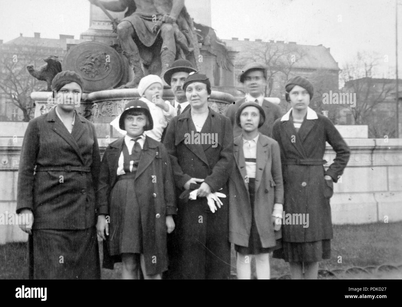 232 Múzeumkert, az Arany János szobor talapzata un Múzeum felől nézve. Fortepan 4980 Foto Stock
