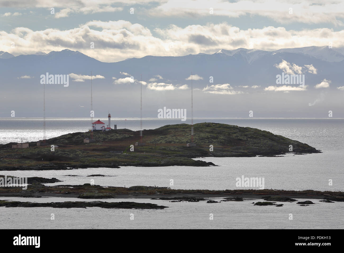Isole di prova FARO, Victoria. Il Lighthouse e sulle isole di prova, vicino a Victoria sull'Isola di Vancouver. La Olympic Mountain Range, a Washington Foto Stock