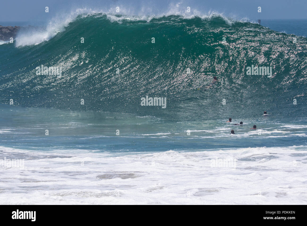 Enorme ondata rottura presso il leggendario surf spot il cuneo Newport Beach California USA Foto Stock