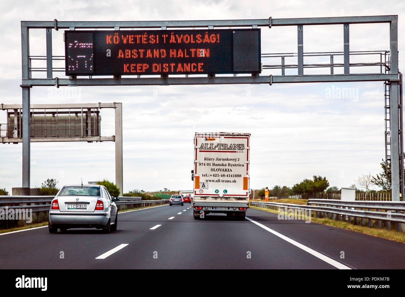 Overhead gantry firma digitale dei driver di avvertimento per mantenere la loro distanza sull'autostrada slovacco vicino a Bratislava Foto Stock