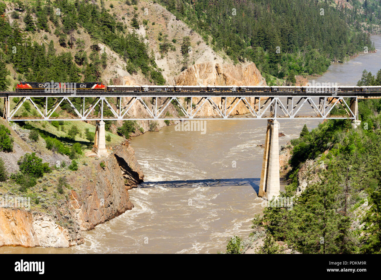 Lillooet, British Columbia, Canada - 14 Maggio 2018: un CN (Canadian National) treno frieght attraversando un ponte sopra il fiume Fraser in Lillooet, inglese britannico Foto Stock