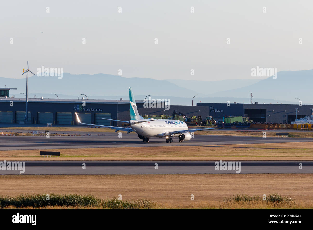 Vancouver, Canada - Circa 2018 : Westjet Boeing 737 all'Aeroporto Internazionale di Vancouver Foto Stock