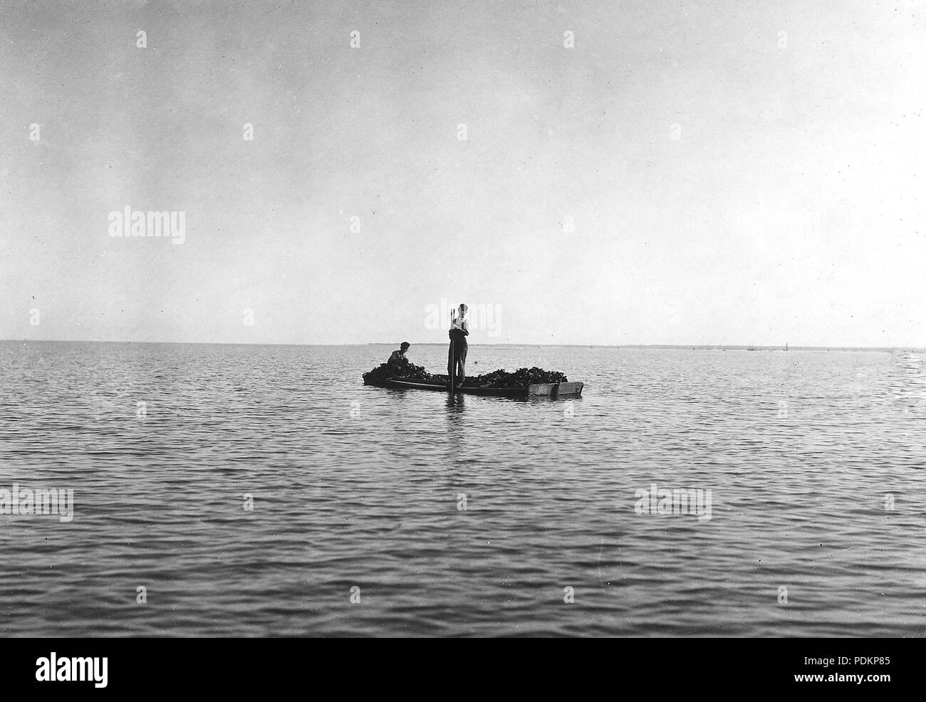 Due ragazzi su piccole chiatte, 1912 Foto Stock