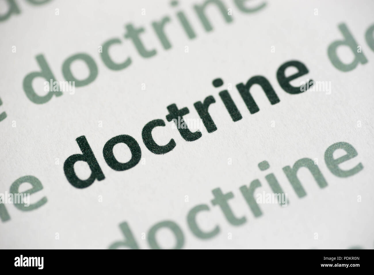 La dottrina di parola stampata su carta bianca macro Foto Stock