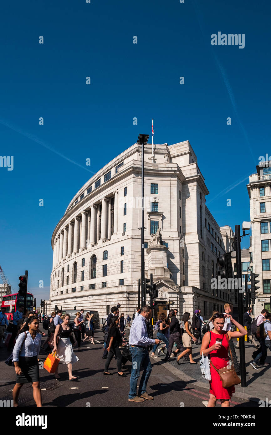 Mattina pendolari a piedi nella città di Londra dopo aver lasciato la stazione di Blackfriars a Londra, Inghilterra, Regno Unito Foto Stock