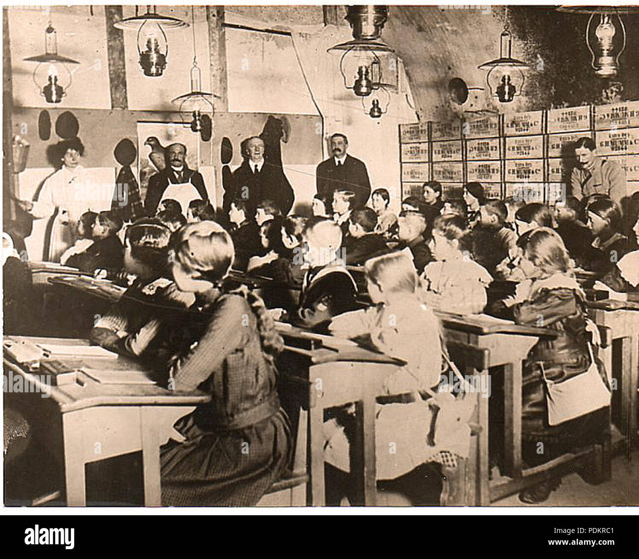 2 1918. Écoliers réfugiés dans les caves Mumm à Reims Foto Stock