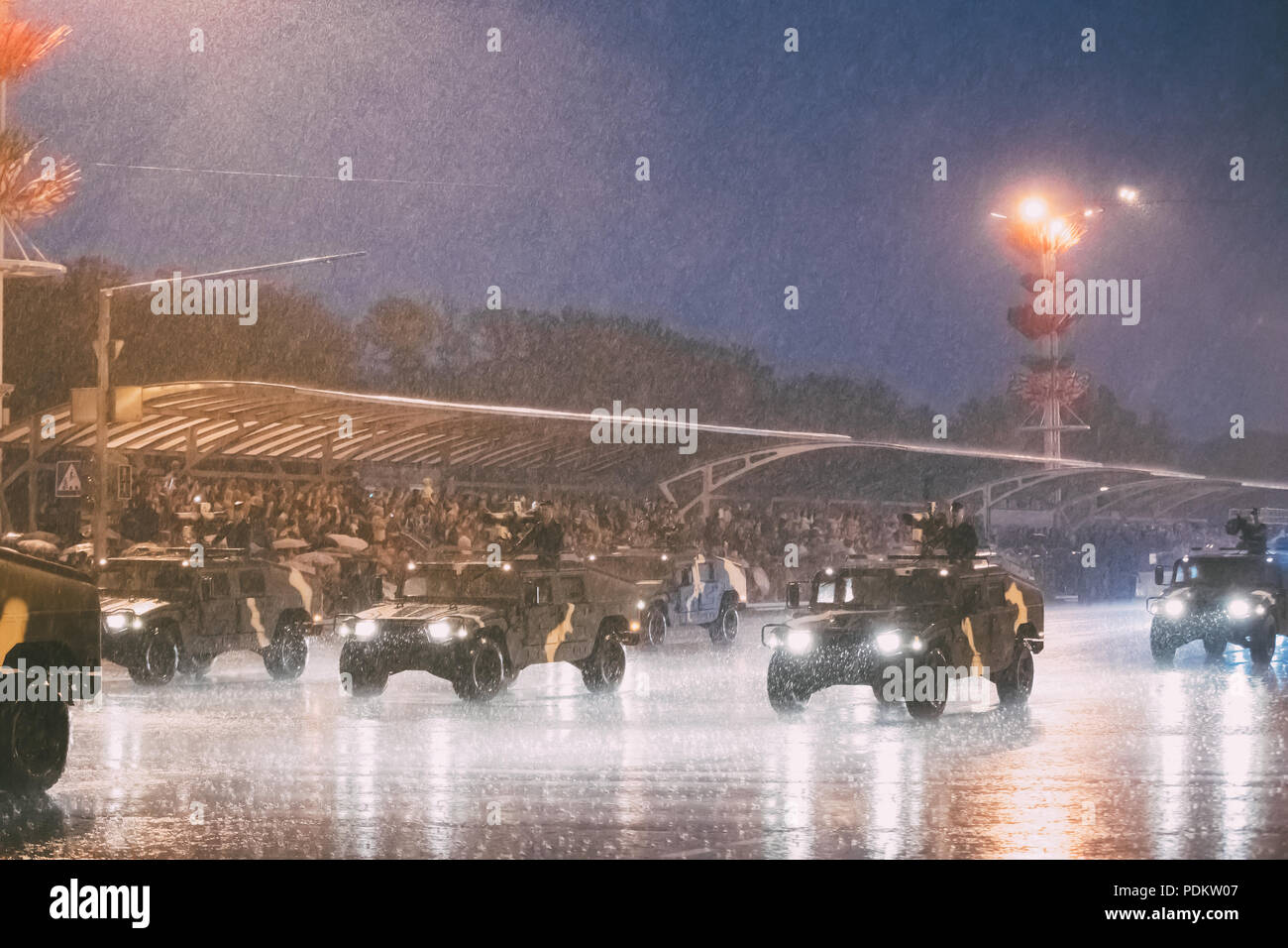 Minsk, Bielorussia- Giugno 28, 2017: Cinese Dongfeng Mengshi EQ2050F militare Utility Luce veicolo in movimento lungo la strada durante il training prima dell'indipendenza Foto Stock