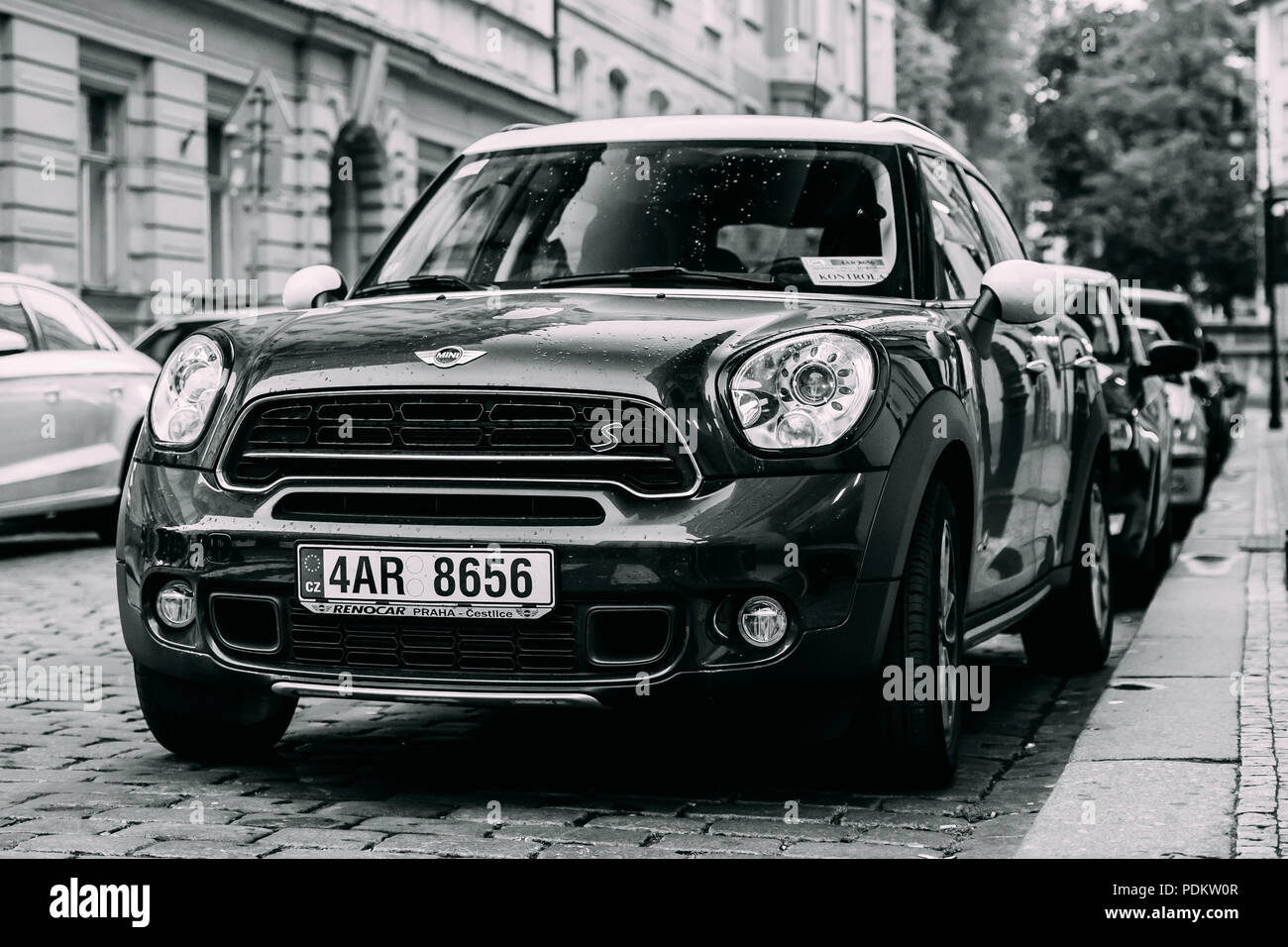 Praga, Repubblica Ceca - 24 Settembre 2017: Black Mini Cooper S Countryman All4 SD Autonoleggio con 2,0 litro motore turbodiesel parcheggiato in strada. Auto del Sec Foto Stock