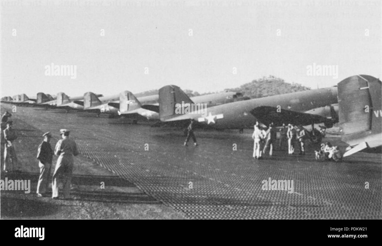 29 C-47 piani di trasporto caricati per Nadzab Foto Stock
