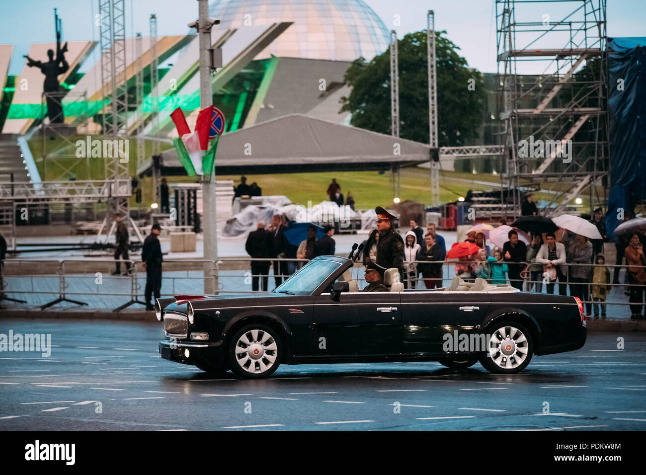 Minsk, Bielorussia- Giugno 28, 2017: Cinese Cabriolet Faw Hongqi L5 muovendosi lungo la strada durante la notte le prove della sfilata prima celebrazione di indipendenza da Foto Stock