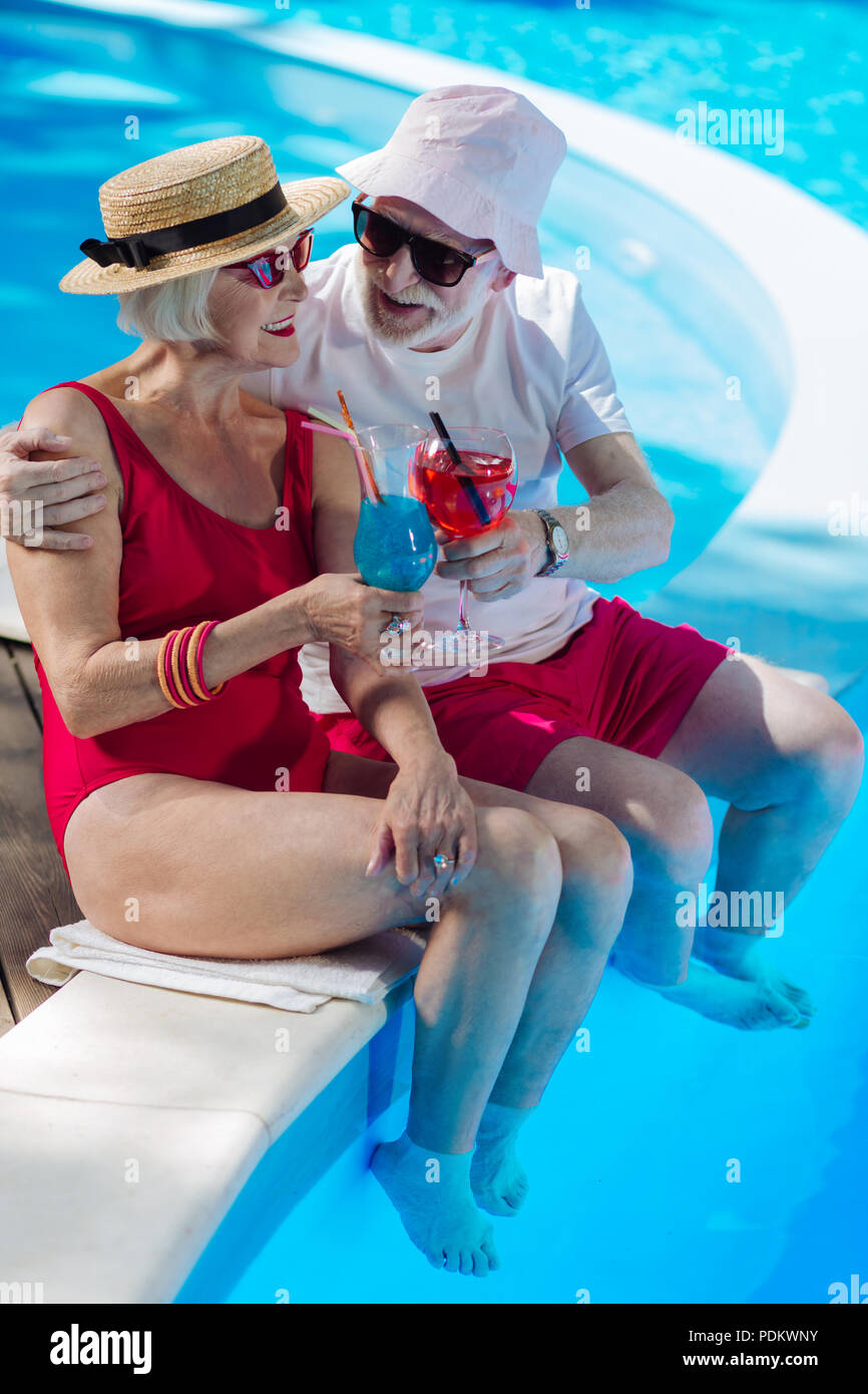 Trasmissione via IR di coppia uomo e donna con bibite estive Foto Stock