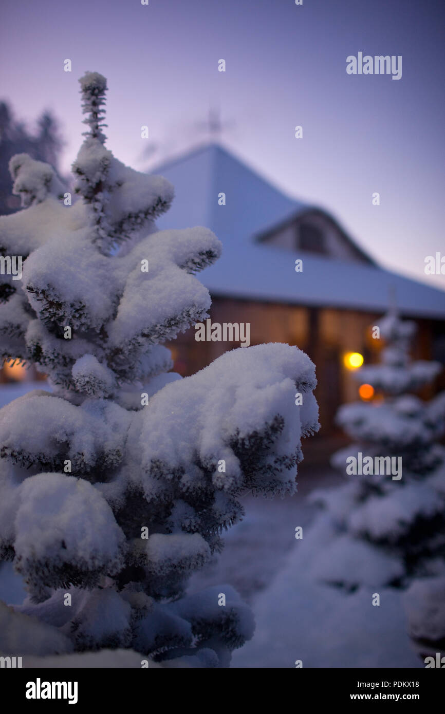 Immagini Paesaggi Di Natale.In Inverno Il Paesaggio Di Natale Con Il Fumo Dal Camino House La Lettonia Stato Baltico Foto Stock Alamy