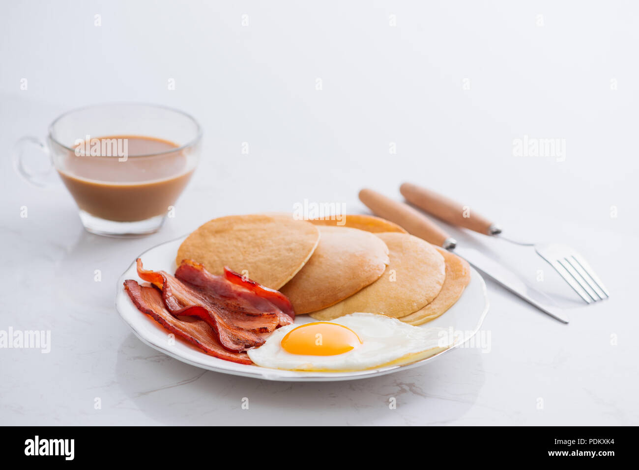 Una sana colazione Americana completa con uova e pancetta frittelle Foto Stock