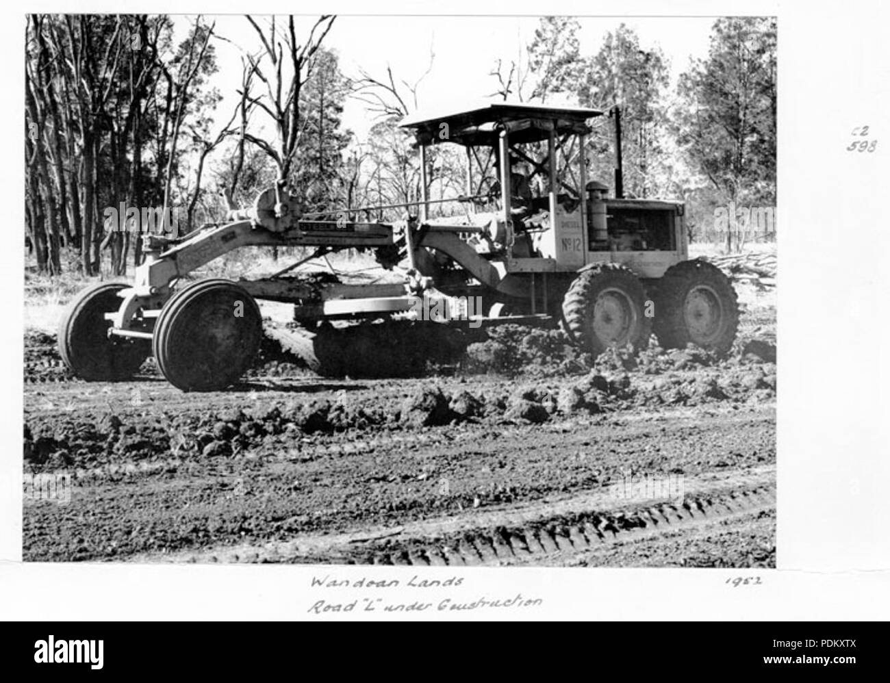 115 Queensland Archivi di Stato 4453 Terre Wandoan strada L in costruzione 1952 Foto Stock