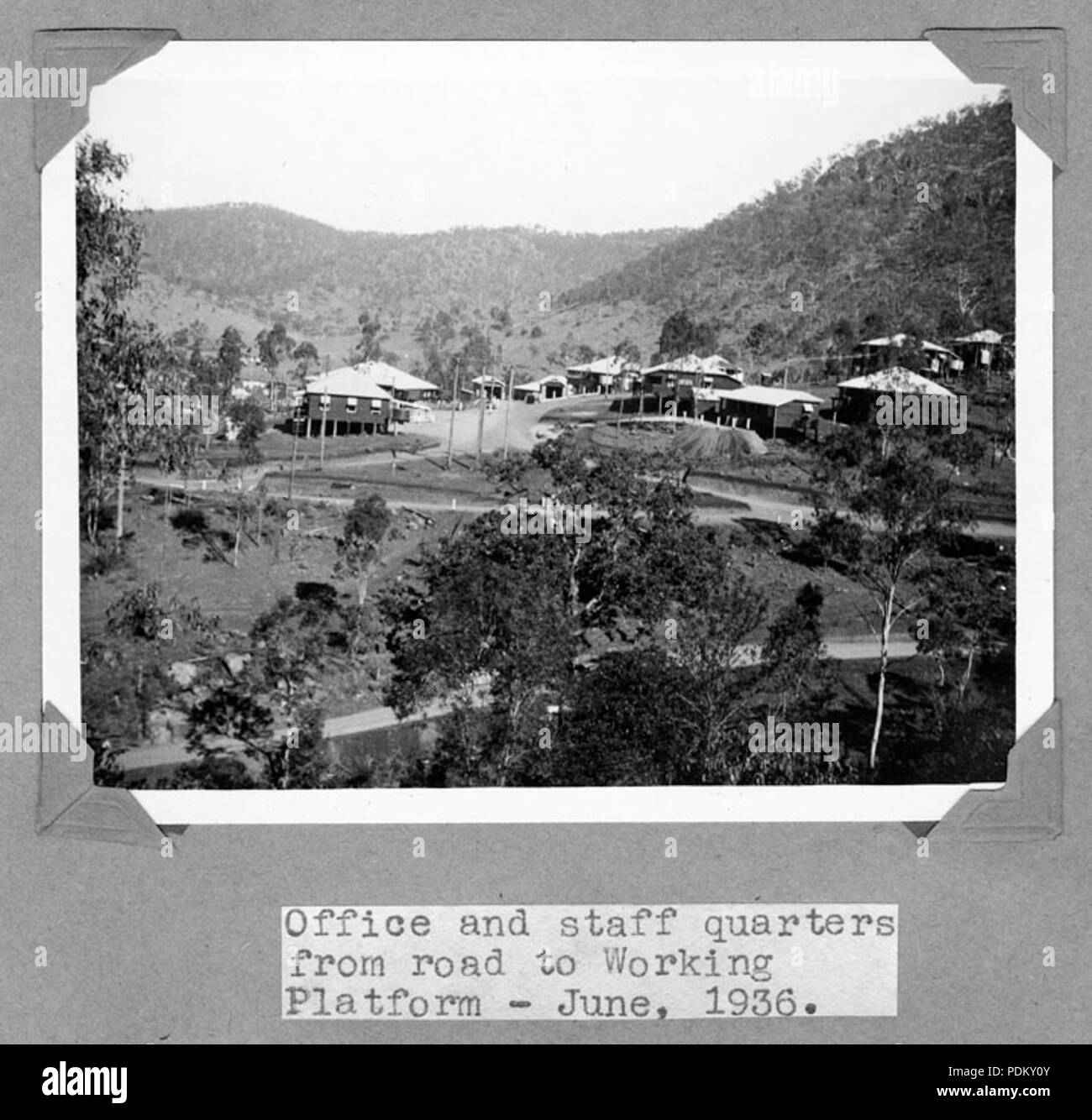 116 Queensland Archivi di Stato 4567 Office e quarti del personale dalla strada alla piattaforma di lavoro Stanley River Township Giugno 1936 Foto Stock