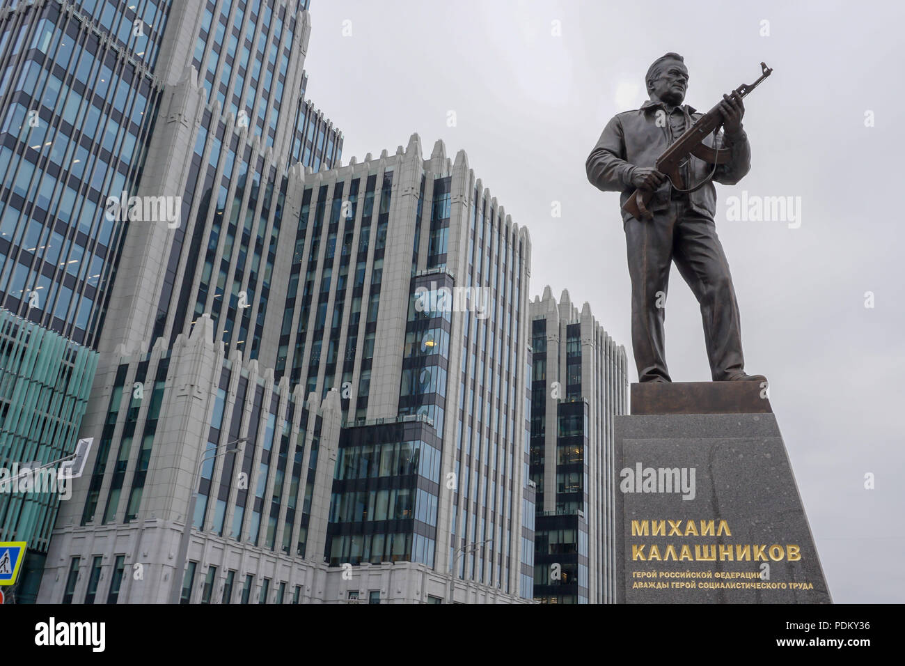 Una statua di Mikhail Kalashnikov, inventore della AK-47 fucile da assalto, nel centro di Mosca dallo scultore Salavat Shcherbakov. Foto Stock