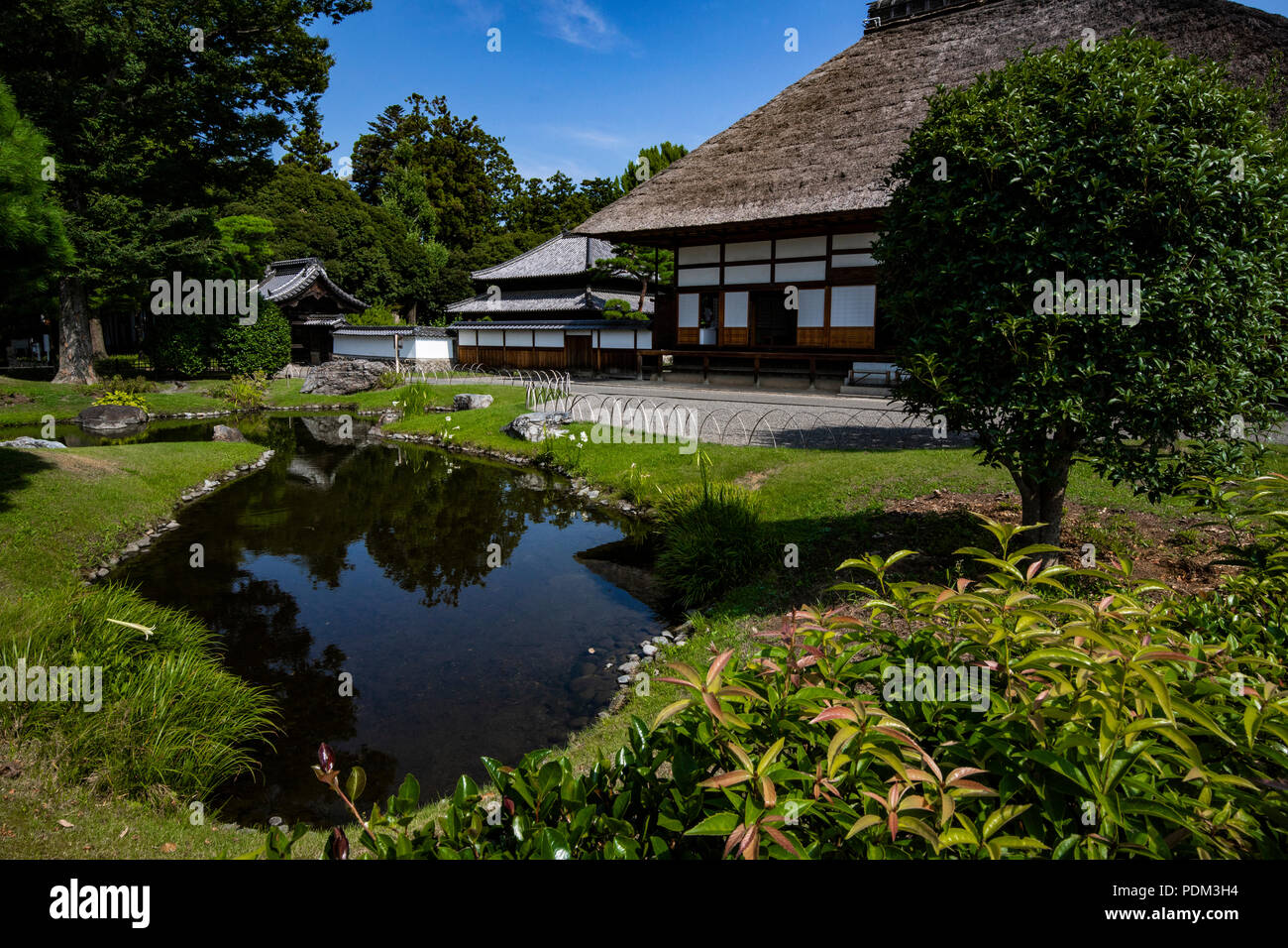 Ashikaga Gakko Garden è stato creato durante il periodo Edo, ma cadde in rovina fino a quando non fu ricostruita nella sua forma originale composta di stagni e collinette. Foto Stock