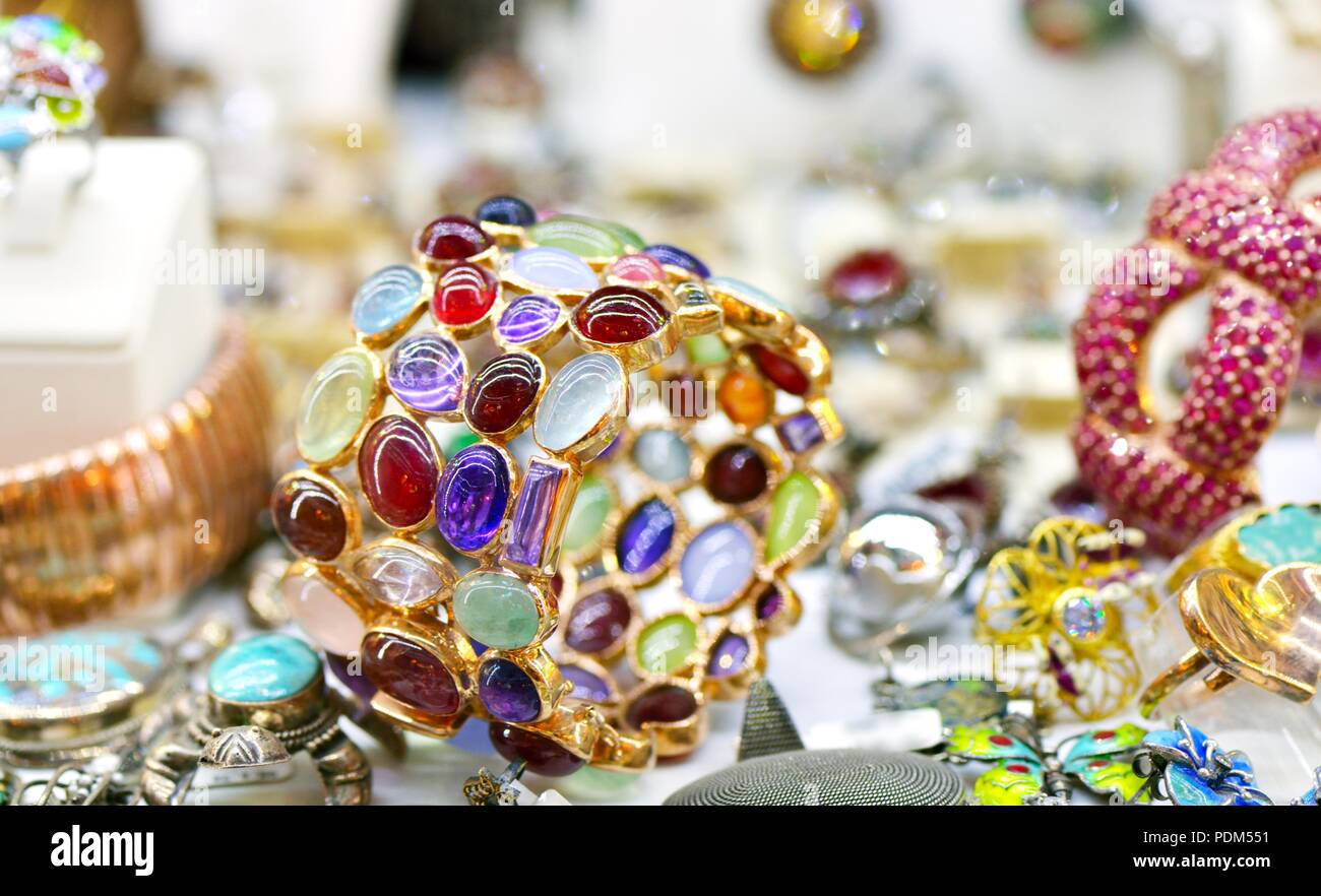 Anello oro con molte delle gemme colorate Foto stock - Alamy