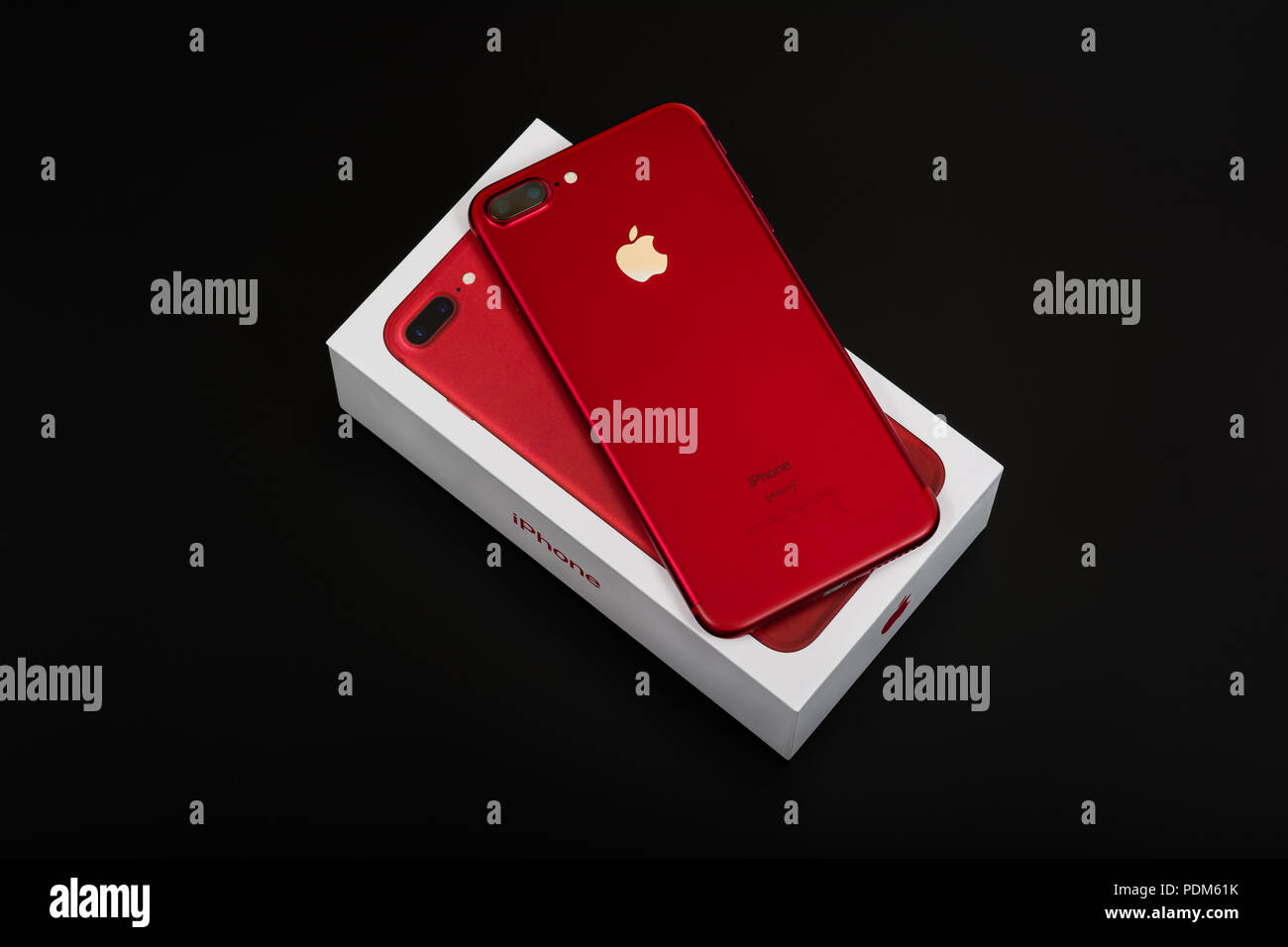 BURGAS IN BULGARIA - Agosto 9, 2018: Apple iPhone 7 Plus Red Special  Edition su sfondo nero, lato posteriore Foto stock - Alamy