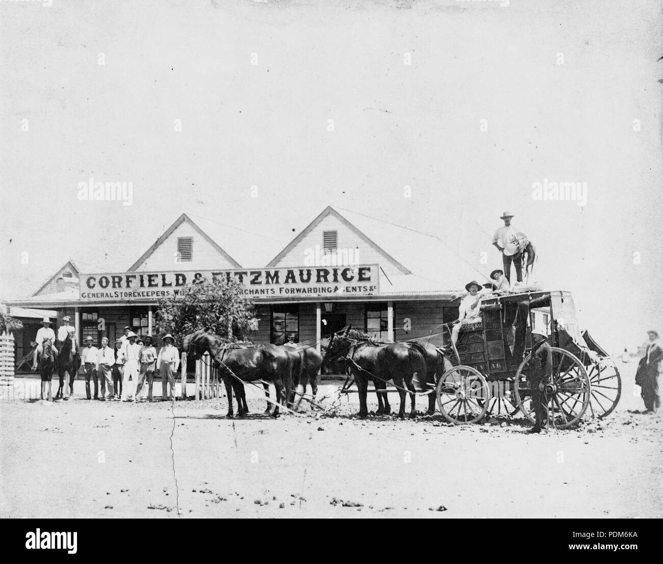35 Cobb e Co coach esterno Corfield e Fitzmaurice General Store Winton circa 1890 Foto Stock