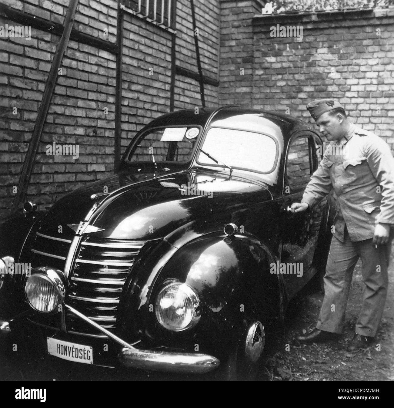 5 Hanomag típusú személygépkocsi un honvédség állományában. Fortepan 14407 Foto Stock