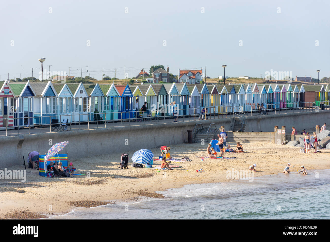 Colorate cabine in legno su Southwold Beach, Southwold, Suffolk, Inghilterra, Regno Unito Foto Stock