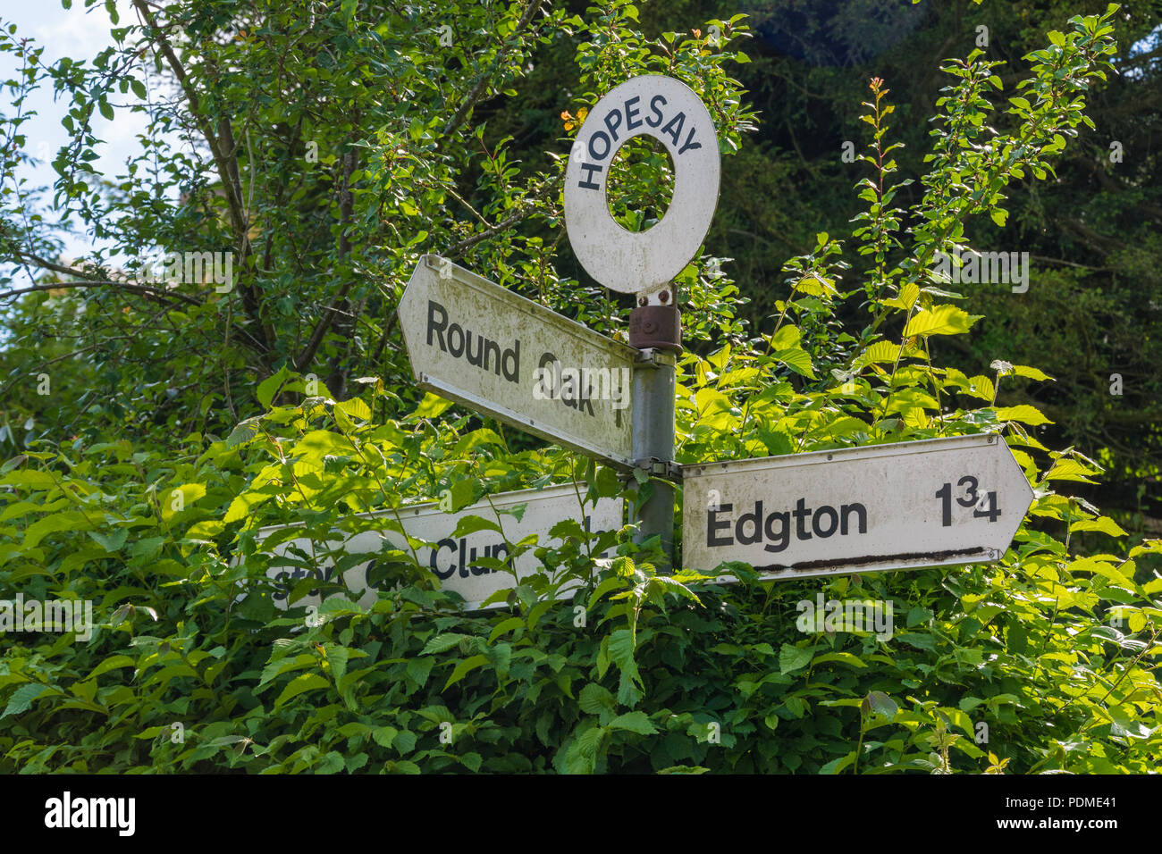 Un segno posto a Hopesay, Shropshire, Regno Unito. Puntando a Round Oak, Edgton Clun e. Foto Stock