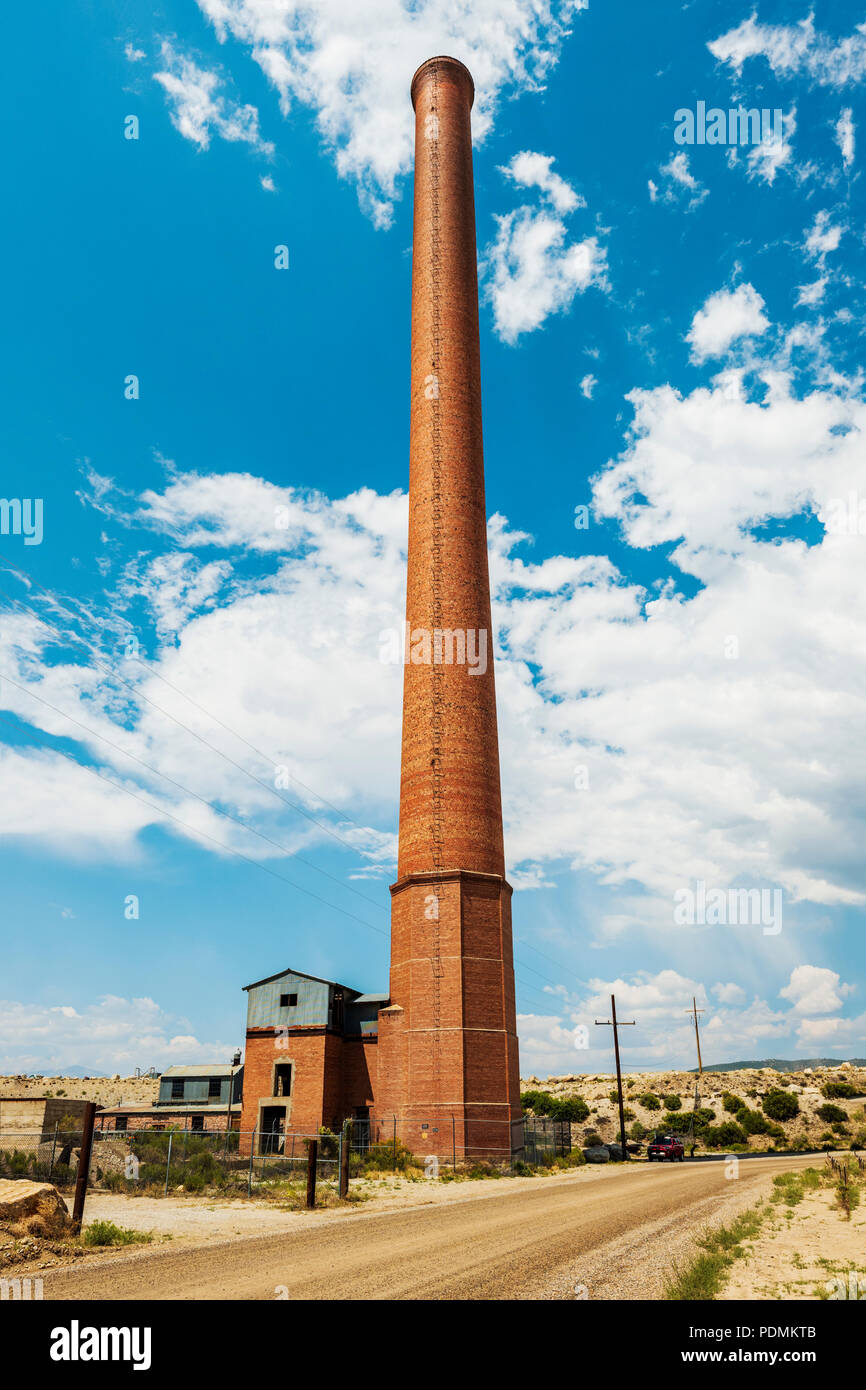 Il vecchio Ohio-Colorado fusione e raffinazione fumaiolo di società (1902 a 1920); Smelledertown; vicino a Salida; Colorado; STATI UNITI D'AMERICA. Costruito 1917; 365 piedi alta. Nat Foto Stock