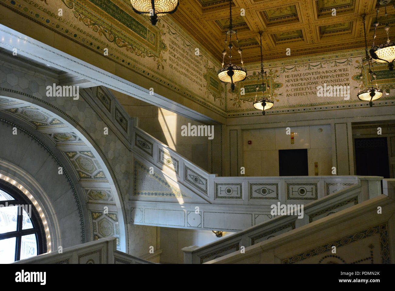 Aperto nel 1897 come la prima biblioteca pubblica, il Chicago Cultural Center Bradley Hall dispone di eleganti mosaici in marmo e Tiffany più grande cupola di vetro Foto Stock