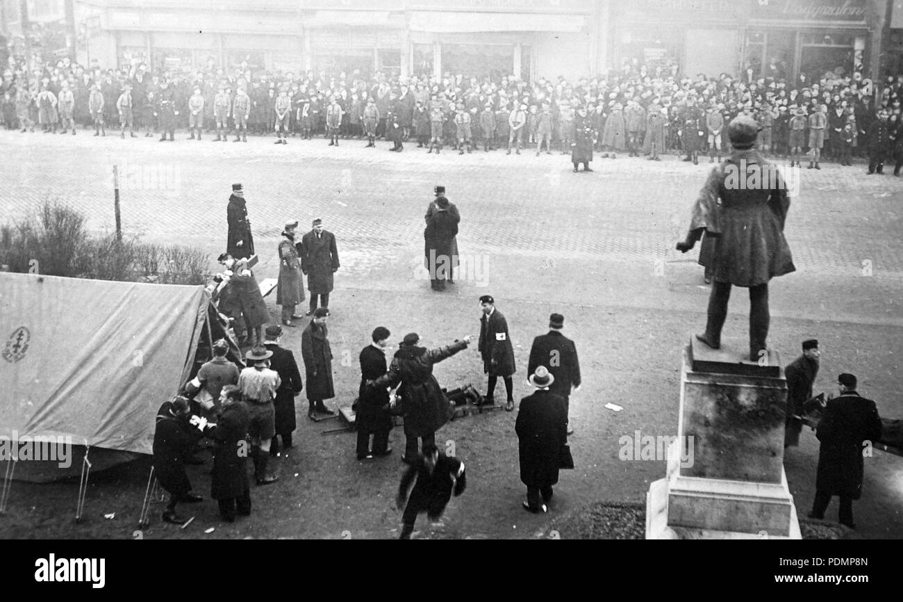 185 Kossuth tér, légoltalmi gyakorlat. Un Előtérben Kossuth-szobor (Füredi Richárd, 1909.). Fortepan 12109 Foto Stock