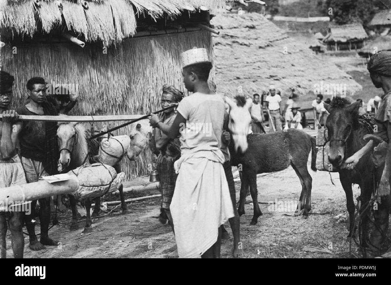 359 Trasporto di materiali edili per la costruzione del romano... - Collectie stichting Nationaal Museum van Wereldculturen - TM-60035414 Foto Stock