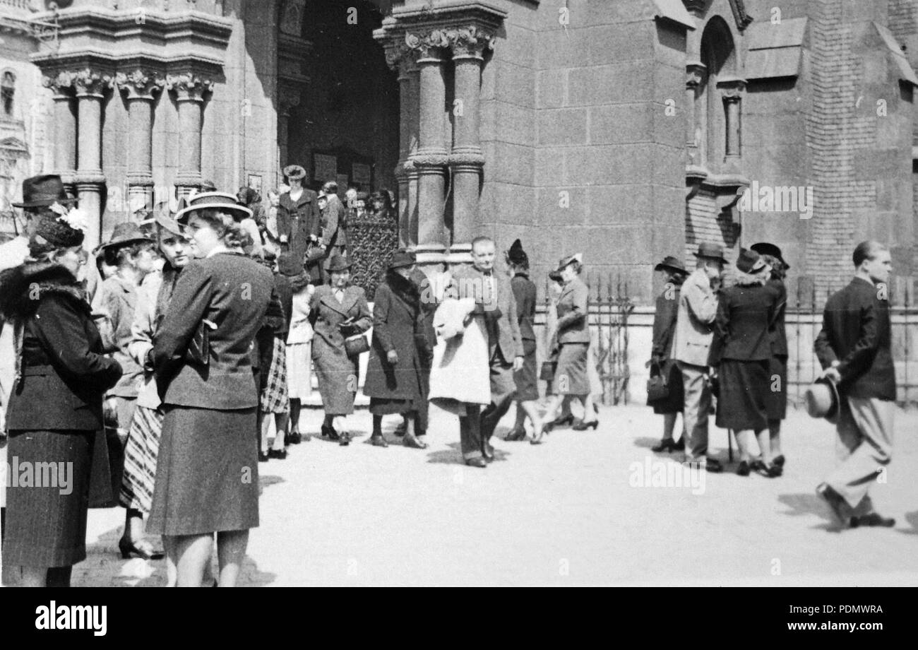 4 Emberek jönnek ki a Assisi Szent Ferenc-plébániatemplomból. Fortepan 12088 Foto Stock