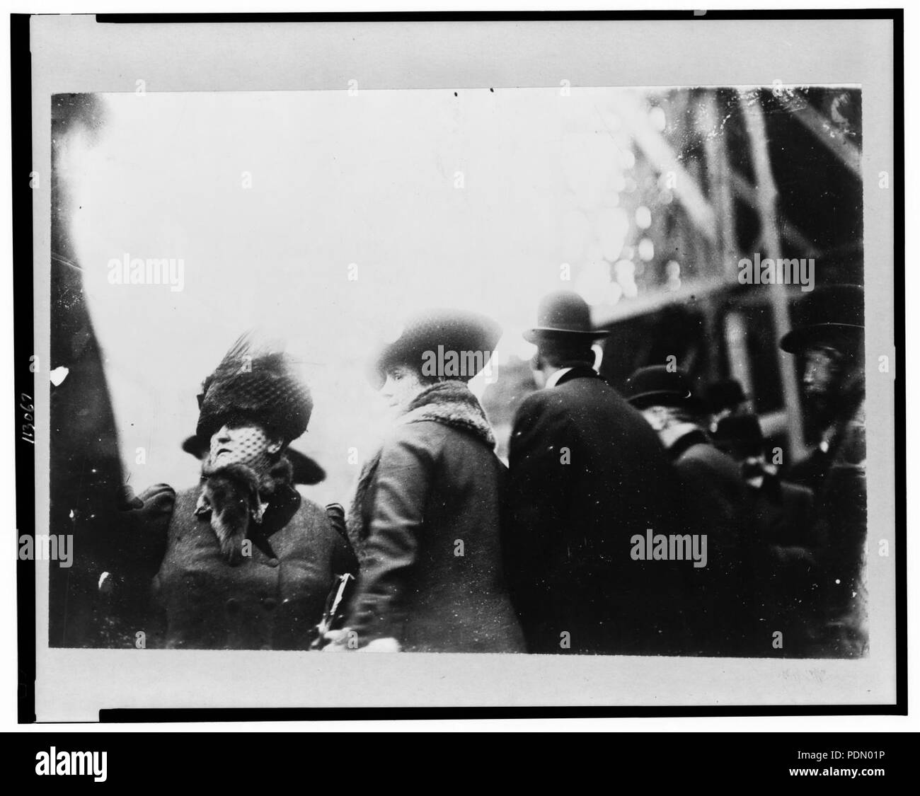 Anne Morgan, centro, figlia di J.P. Morgan, mezza lunghezza, in piedi, rivolto verso sinistra, analizzando le condizioni di lavoro dei Minatori del carbone in Pensilvania occidentale Foto Stock