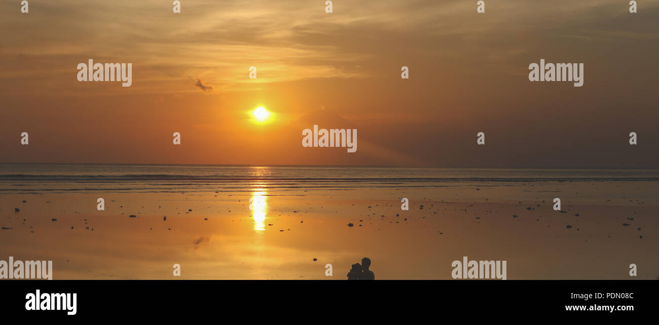 Bel tramonto foto sull isola indonesiana Gili Trawangan con vulcano Agung in lui indietro Foto Stock