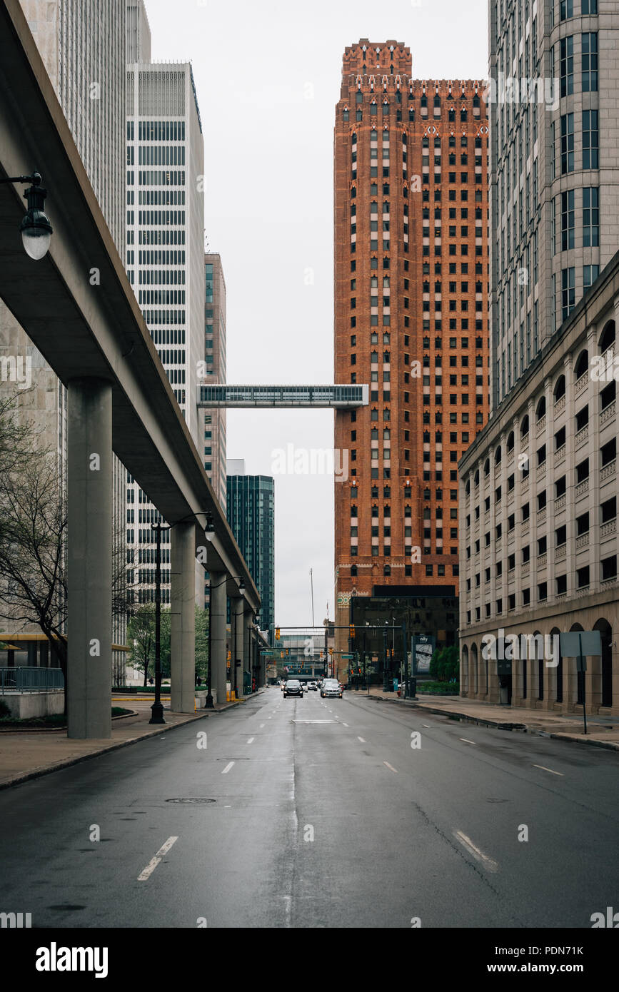 Ponte sopraelevato tra uno Woodward e il Custode edificio, a Detroit, Michigan Foto Stock