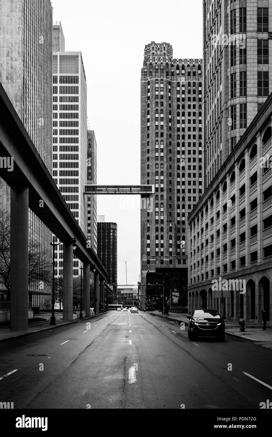 Ponte sopraelevato tra uno Woodward e il Custode edificio, a Detroit, Michigan Foto Stock