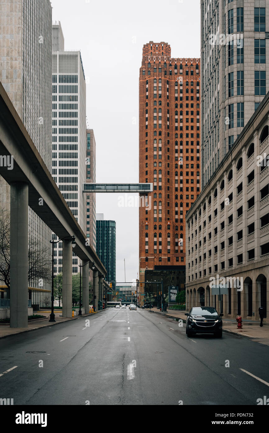 Ponte sopraelevato tra uno Woodward e il Custode edificio, a Detroit, Michigan Foto Stock