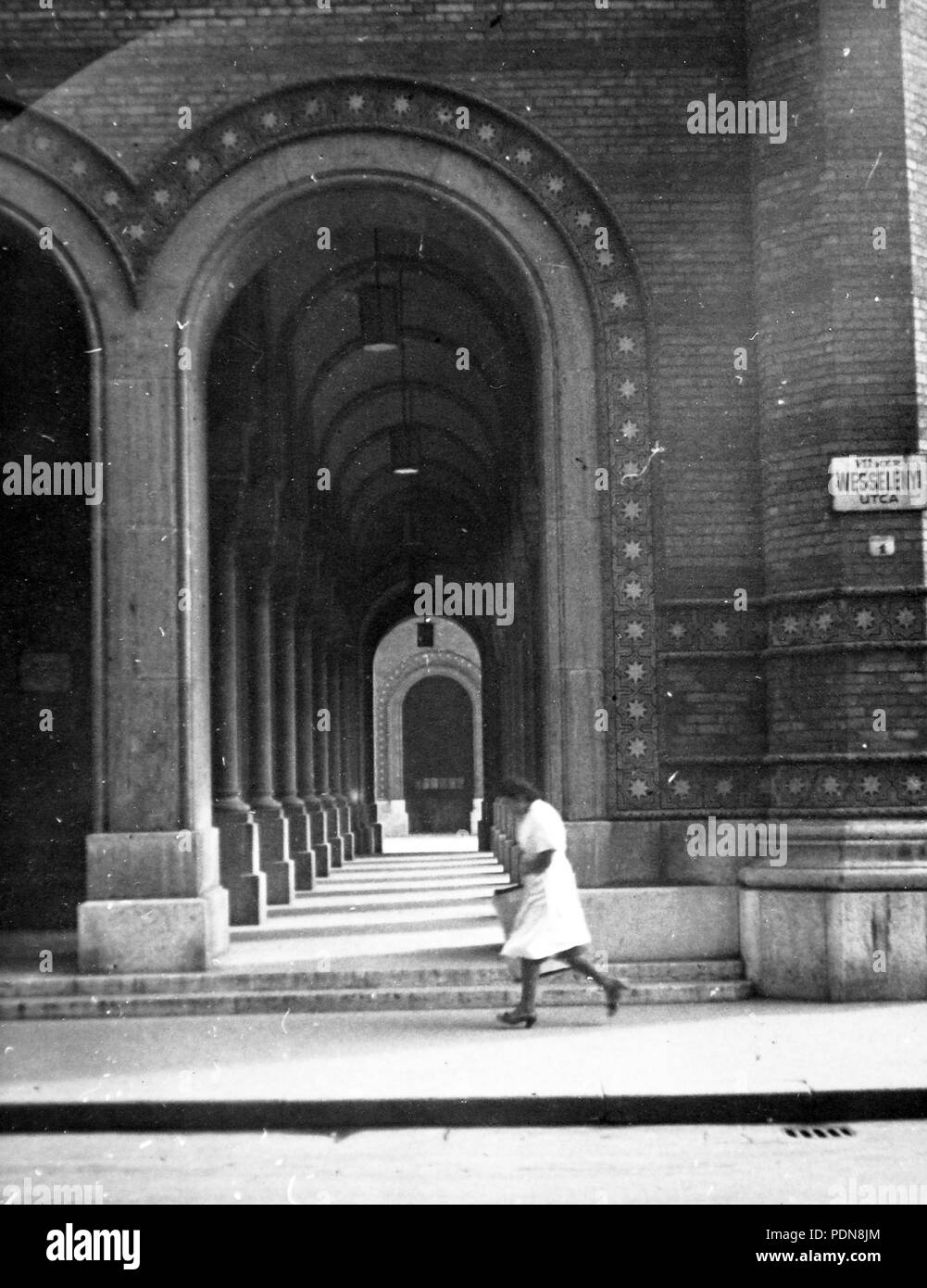 9 Wesselényi utca, una Dohány utcai zsinagóga árkádja. Fortepan 12093 Foto Stock