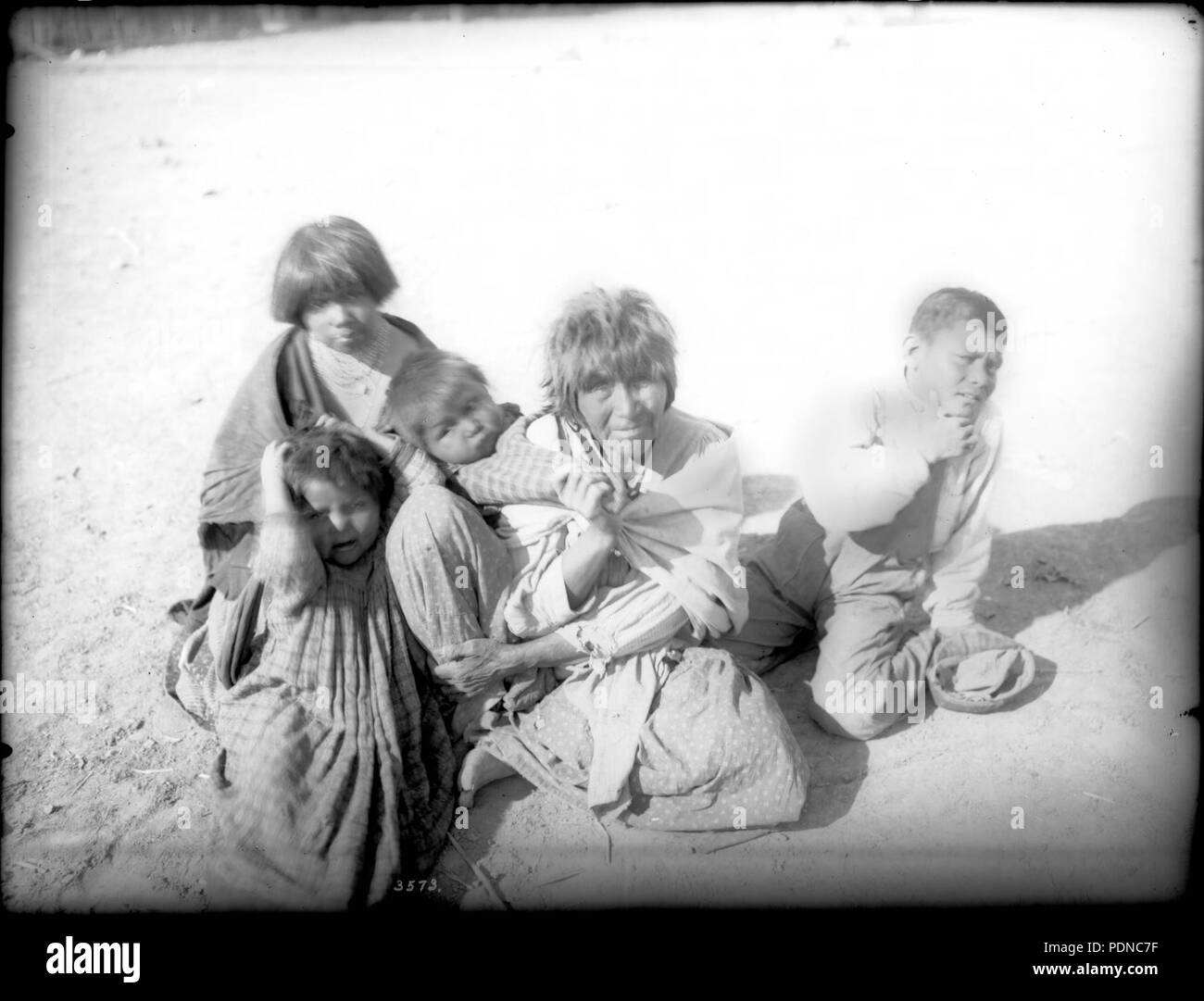 Apache Indian nonna portando la sua nipote sulla sua schiena e altri tre seduti nelle vicinanze, Palomas Indian Reservation, 1903 Foto Stock