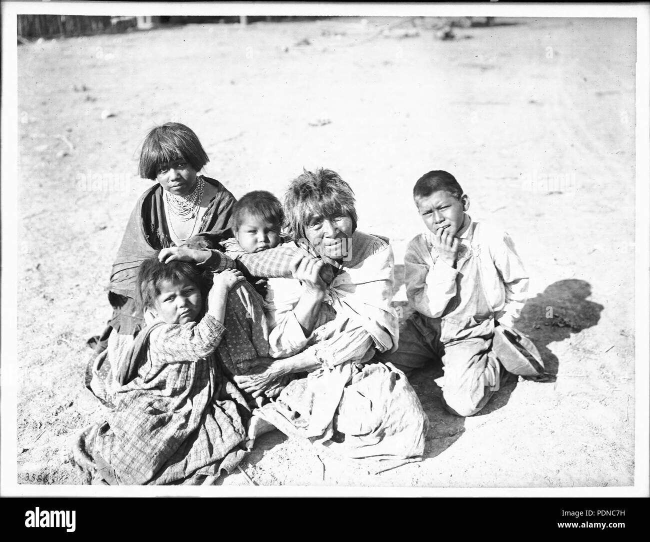 Apache Indian nonna portando la sua nipote sulla sua schiena e altri tre seduti nelle vicinanze, Palomas Indian Reservation, 1903 Foto Stock