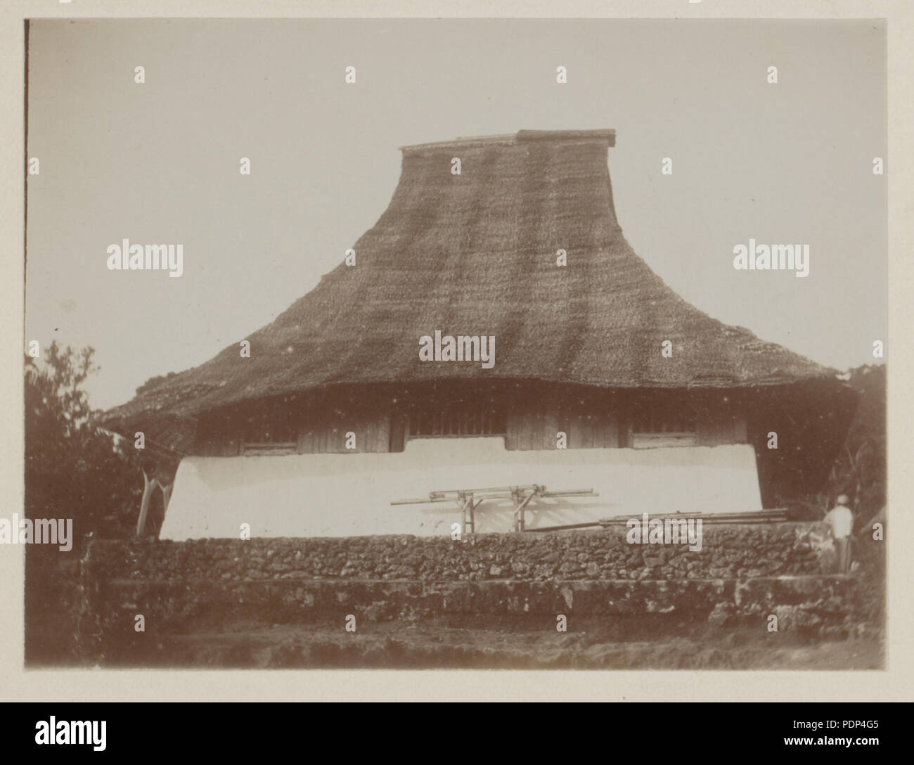 364 UvA-BC 300.284 - Siboga - houten gebouw in de kampong Nalahia op het eiland Nusa-laut Foto Stock